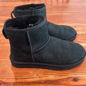 Black Ugg Minis